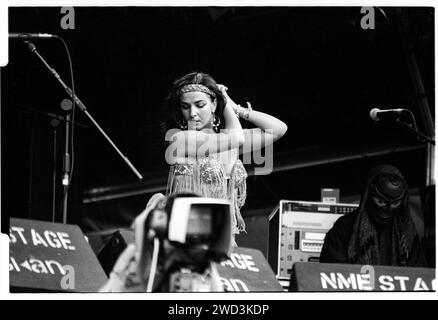 Natasha Atlas von Transglobal Underground auf der NME Stage beim Glastonbury Festival, Pilton, England, am 25. Juni 1994. Foto: ROB WATKINS. INFO: Transglobal Underground, eine britische World-Fusion- und Electronic-Band, die in den frühen 90er Jahren gegründet wurde, war Pionier eines globalen Sounds. Alben wie Dream of 100 Nations vereinen traditionelle Instrumente mit modernen Beats und etablierten sie als Vorreiter in der Weltmusik und elektronischen Genres. Stockfoto