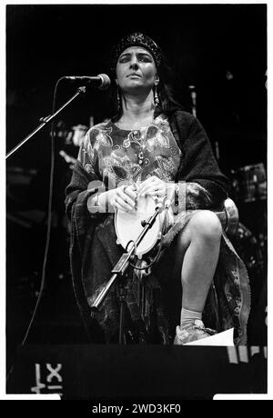 Natasha Atlas von Transglobal Underground auf der NME Stage beim Glastonbury Festival, Pilton, England, am 25. Juni 1994. Foto: ROB WATKINS. INFO: Transglobal Underground, eine britische World-Fusion- und Electronic-Band, die in den frühen 90er Jahren gegründet wurde, war Pionier eines globalen Sounds. Alben wie Dream of 100 Nations vereinen traditionelle Instrumente mit modernen Beats und etablierten sie als Vorreiter in der Weltmusik und elektronischen Genres. Stockfoto