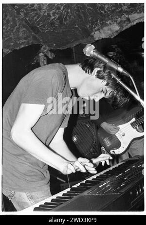 EUROS CHILDS, KONZERT, 1994: A very Young Euros Childs of Gorkys Zygotic Mynci, live im legendären TJ’s in Newport, Wales, Großbritannien am 9. April 1994. Foto: Rob Watkins. INFO: Gorkys Zygotic Mynci, eine walisische Psychedelic- und Indie-Rock-Band, die von den frühen 90er bis zu den frühen 2000er Jahren aktiv war, kreierte einen skurrilen und eklektischen Sound. Alben wie 'Barafundle' zeigten ihren folkloristischen, mehrsprachigen Ansatz und machten sie einflussreich in den alternativen und Indie-Szenen. Stockfoto