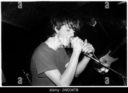 EUROS CHILDS, KONZERT, 1994: A very Young Euros Childs of Gorkys Zygotic Mynci, live im legendären TJ’s in Newport, Wales, Großbritannien am 9. April 1994. Foto: Rob Watkins. INFO: Gorkys Zygotic Mynci, eine walisische Psychedelic- und Indie-Rock-Band, die von den frühen 90er bis zu den frühen 2000er Jahren aktiv war, kreierte einen skurrilen und eklektischen Sound. Alben wie 'Barafundle' zeigten ihren folkloristischen, mehrsprachigen Ansatz und machten sie einflussreich in den alternativen und Indie-Szenen. Stockfoto