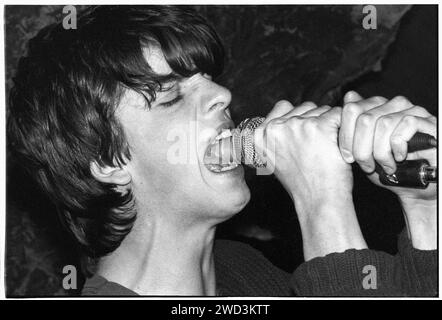 EUROS CHILDS, KONZERT, 1994: A very Young Euros Childs of Gorkys Zygotic Mynci, live im legendären TJ’s in Newport, Wales, Großbritannien am 9. April 1994. Foto: Rob Watkins. INFO: Gorkys Zygotic Mynci, eine walisische Psychedelic- und Indie-Rock-Band, die von den frühen 90er bis zu den frühen 2000er Jahren aktiv war, kreierte einen skurrilen und eklektischen Sound. Alben wie 'Barafundle' zeigten ihren folkloristischen, mehrsprachigen Ansatz und machten sie einflussreich in den alternativen und Indie-Szenen. Stockfoto