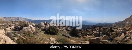 Panoramablick auf Wadi Dana, eine große natürliche Schlucht, Wadi Araba. Dana Biosphärenreservat Dana Dorf in der Nähe der Stadt Tafilah, Feynan Gebiet in c Stockfoto