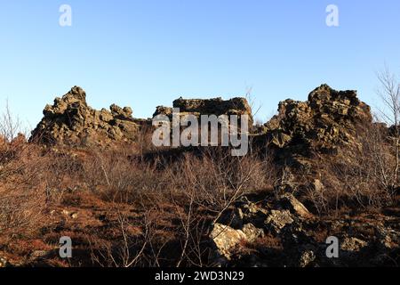 Dimmuborgir ist ein großes Gebiet mit ungewöhnlich geformten Lavafeldern östlich von Mývatn in Island Stockfoto