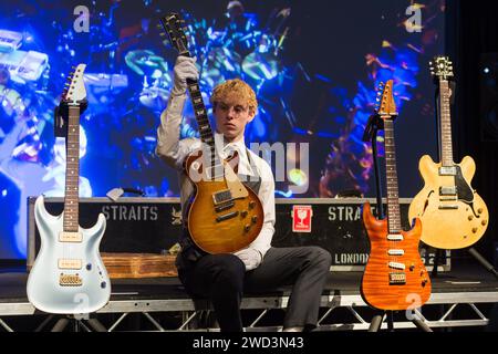 LONDON, VEREINIGTES KÖNIGREICH - 18. JANUAR 2023: Ein Mitarbeiter hält Gibson Incorporated, Kalamazoo, Michigan, 1959, eine elektrische Vollkörper-Gitarre, Les Paul Standard, Schätzung: £ 300.000-500.000, die für Auftritte auf der Sailing to Philadelphia Tour im Jahr 2001 und der Kill to Get Crimson Tour im Jahr 2008 während eines Fotoanrufs in Christie's Auktionshaus verwendet wurden, bei dem die Höhepunkte aus der persönlichen Sammlung von Mark Knopfler, Frontmann der berühmten britischen Band Dire Straits, in London, gezeigt wurden. Großbritannien am 18. Januar 2023. Die Gitarren werden auf einer Auktion am 31. Januar angeboten und 25 % der Gesamtmenge Stockfoto