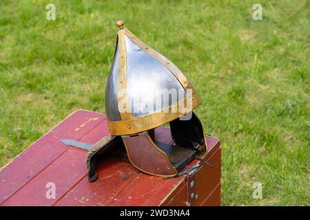 Der Helm des antiken römischen Legionärsbogens Stockfoto