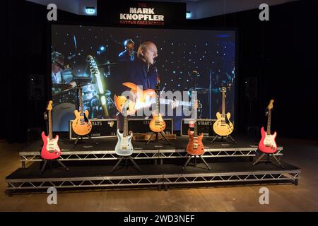 LONDON, VEREINIGTES KÖNIGREICH - 18. JANUAR 2023: E-Gitarren werden während eines Fotoanrufs im Auktionshaus Christie's gezeigt, in dem die Highlights der persönlichen Sammlung von Mark Knopfler, Frontmann der ikonischen britischen Band Dire Straits, am 18. Januar 2023 in London, Großbritannien, gezeigt werden. Die Gitarren werden am 31. Januar auf einer Auktion angeboten und 25 % des Gesamtpreises werden an die britischen Wohltätigkeitsorganisationen Rotes Kreuz, Tusk und Brave Hearts der Nordosten gespendet, die Mark Knopfler seit vielen Jahren unterstützt. (Foto: Wiktor Szymanowicz/NurPhoto) Stockfoto