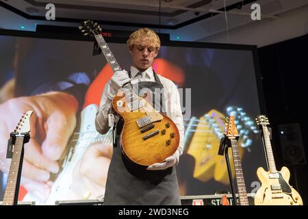 LONDON, VEREINIGTES KÖNIGREICH - 18. JANUAR 2023: Ein Mitarbeiter hält Gibson Incorporated, Kalamazoo, Michigan, 1959, eine elektrische Vollkörper-Gitarre, Les Paul Standard, Schätzung: £ 300.000-500.000, die für Auftritte auf der Sailing to Philadelphia Tour im Jahr 2001 und der Kill to Get Crimson Tour im Jahr 2008 während eines Fotoanrufs in Christie's Auktionshaus verwendet wurden, bei dem die Höhepunkte aus der persönlichen Sammlung von Mark Knopfler, Frontmann der berühmten britischen Band Dire Straits, in London, gezeigt wurden. Großbritannien am 18. Januar 2023. Die Gitarren werden auf einer Auktion am 31. Januar angeboten und 25 % der Gesamtmenge Stockfoto