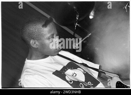 Debbie Smith, der Bassist von Curve, spielte am 27. Oktober 1993 live im Anson Room der Bristol University. Foto: Rob Watkins. INFO: Curve, eine britische Alternative Rock- und Shoegaze-Band, die 1990 gegründet wurde, wurde von Toni Halliday und Dean Garcia geleitet. Bekannt für ihren ätherischen Sound und Hallidays unverwechselbaren Gesang, bleiben die Alben von Curve wie „Doppelgänger“ und „Cuckoo“ in den Genres Shoegaze und alternative Musik immer noch einflussreich. Stockfoto