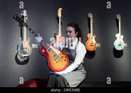 LONDON, VEREINIGTES KÖNIGREICH - 18. JANUAR 2023: Ein Mitarbeiter hält Gibson Guitar Incorporated, Nashville, Tennessee, 1983, eine elektrische Vollkörper-Gitarre, Les Paul Standard '59 Reissue, geschätzte £10.000-15.000, die für die Aufnahme des Titeltracks und Money for Nothing auf dem 1985 erschienenen Album Brothers in Arms, Dire Straits, verwendet wurde. während eines Fotoanrufs in Christie's Auktionshaus, das die Highlights aus der persönlichen Sammlung von Mark Knopfler, Frontmann der ikonischen britischen Band Dire Straits, am 18. Januar 2023 in London, Großbritannien, zeigte. Die Gitarren werden auf einer Auktion am 31. Und 2. Januar angeboten Stockfoto