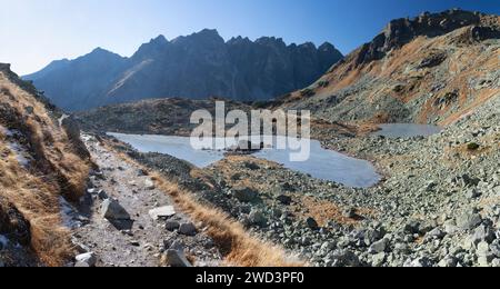 Hohe Tatra - Slowakei - der Blick auf den Zabie pleso See mit dem Satangipfel im Hintergrund im Morgenlicht. Stockfoto