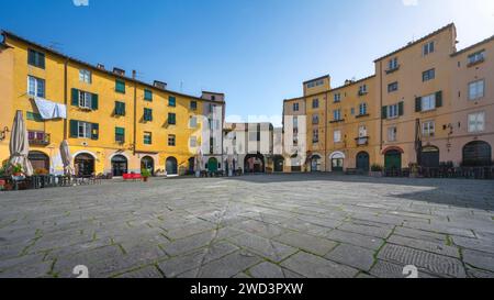 Lucca, Piazza dell' Anfiteatro öffentlichen Platz. Toskana, Italien, Europa. Stockfoto