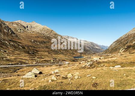 Berglandschaft mit Alpensee am Gotthardpass, Blick auf die alte Passstraße, Kanton Tessin, Schweiz Stockfoto