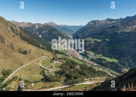 Südseite des Gotthard-Passes mit Blick auf Airolo im Valle Leventina, Kanton Tessin, Schweiz Stockfoto