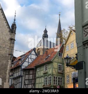 Bunte Fassaden von Fachwerkhäusern in der Altstadt von Sachsen-Anhalt Stockfoto