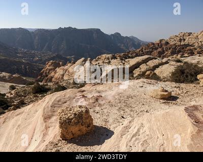 Panoramablick auf Wadi Dana, eine große natürliche Schlucht, Wadi Araba. Dana Biosphärenreservat Dana Dorf in der Nähe der Stadt Tafilah, Feynan Gebiet in c Stockfoto