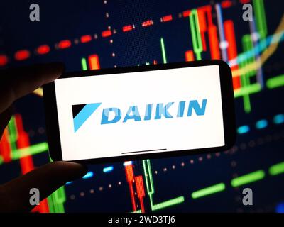 Konskie, Polen – 16. Januar 2024: Das Firmenlogo von Daikin wird auf dem Bildschirm des Mobiltelefons angezeigt Stockfoto