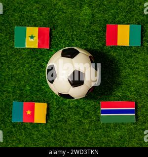 Flaggen der Teams, die an der Gruppe C des Afrikanischen Völkercups 2024 teilnehmen. Senegal, Guinea, Kamerun, Gambia. Stockfoto