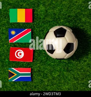 Flaggen der Teams, die an der Gruppe E des Afrikanischen Völkercups 2024 teilnehmen. Mali, Namibia, Tunesien, Südafrika. Stockfoto