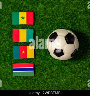 Flaggen der Teams, die an der Gruppe C des Afrikanischen Völkercups 2024 teilnehmen. Senegal, Guinea, Kamerun, Gambia. Stockfoto