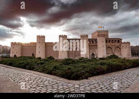 Saragossa, Spanien - 14. FEBRUAR 2022: Der Aljaferia-Palast ist ein befestigter mittelalterlicher Palast, der im 11. Jahrhundert im Taifa von Saragossa in Al-Andal erbaut wurde Stockfoto