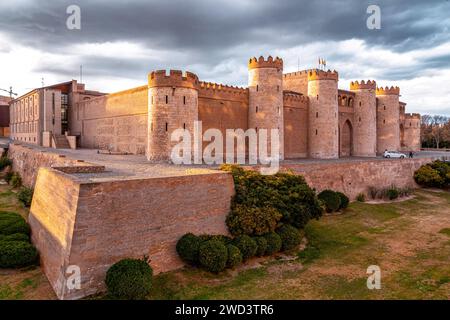 Saragossa, Spanien - 14. FEBRUAR 2022: Der Aljaferia-Palast ist ein befestigter mittelalterlicher Palast, der im 11. Jahrhundert im Taifa von Saragossa in Al-Andal erbaut wurde Stockfoto