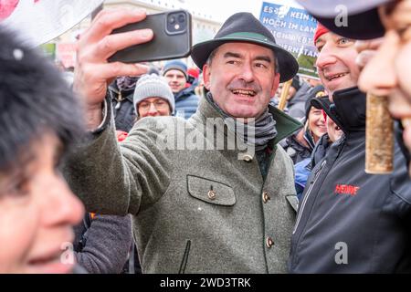 Hubert Aiwanger, stellvertretender Bayerischer Ministerpräsident, bei Großkundgebung des Bauernverbands, München, 8. Januar 2024 Deutschland, München, 8. Januar 2024, Hubert Aiwanger, stellvertretender Bayerischer Ministerpräsident, macht Selfies für seine Anhänger, bei Großkundgebung des Bayerischen Bauernverbands gegen Agrarkürzungen, Demo auf dem Odeonsplatz, Wut gegen geplante Streichung der Agrardiesel Vergütung, Agrardiesel-Subventionen, die Bundesregierung will Landwirten die Steuervergünstigungen streichen, Landwirtschaft, Sparpolitik, *** Hubert Aiwanger, Stellvertretender Bayerischer Minister Pres Stockfoto