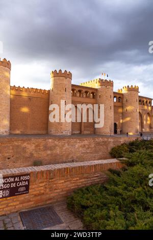 Saragossa, Spanien - 14. FEBRUAR 2022: Der Aljaferia-Palast ist ein befestigter mittelalterlicher Palast, der im 11. Jahrhundert im Taifa von Saragossa in Al-Andal erbaut wurde Stockfoto