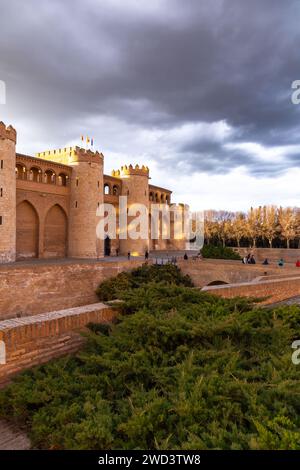 Saragossa, Spanien - 14. FEBRUAR 2022: Der Aljaferia-Palast ist ein befestigter mittelalterlicher Palast, der im 11. Jahrhundert im Taifa von Saragossa in Al-Andal erbaut wurde Stockfoto