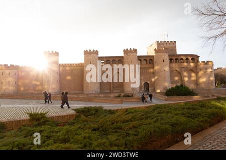 Saragossa, Spanien - 14. FEBRUAR 2022: Der Aljaferia-Palast ist ein befestigter mittelalterlicher Palast, der im 11. Jahrhundert im Taifa von Saragossa in Al-Andal erbaut wurde Stockfoto