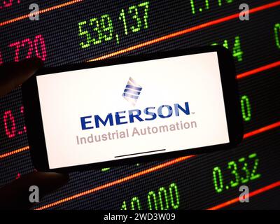 Konskie, Polen – 16. Januar 2024: Das Logo des Unternehmens Emerson wird auf dem Bildschirm des Mobiltelefons angezeigt Stockfoto