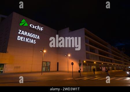 Zaragoza, Spanien - 14. FEBRUAR 2022: Außenansicht des Bahnhofs Delicias, dem wichtigsten öffentlichen Verkehrsknotenpunkt der Stadt Saragoza, Aragon, Spanien. Stockfoto