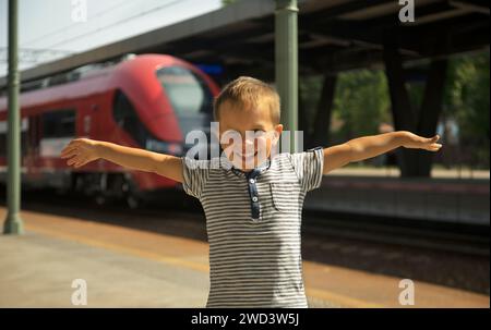 Kind am Bahnhof Torun Glowny in Torun. Polen Stockfoto