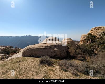 Panoramablick auf Wadi Dana, eine große natürliche Schlucht, Wadi Araba. Dana Biosphärenreservat Dana Dorf in der Nähe der Stadt Tafilah, Feynan Gebiet in c Stockfoto