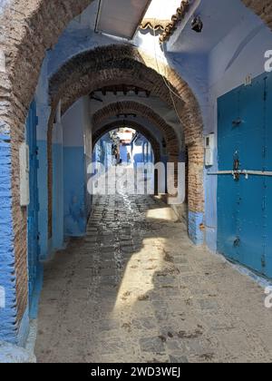 Fantastischer Blick auf die Straßen in der blauen Stadt Chefchaouen. Marokko, Afrika. Künstlerisches Bild. Auch die blaue Perle Marokkos genannt, die Hauptstadt des Haschs Stockfoto