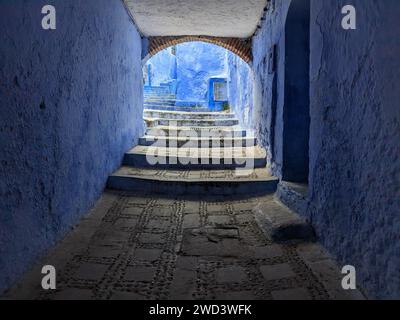 Fantastischer Blick auf die Straßen in der blauen Stadt Chefchaouen. Marokko, Afrika. Künstlerisches Bild. Auch die blaue Perle Marokkos genannt, die Hauptstadt des Haschs Stockfoto