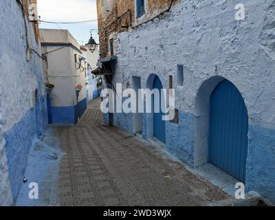 Fantastischer Blick auf die Straßen in der blauen Stadt Chefchaouen. Marokko, Afrika. Künstlerisches Bild. Auch die blaue Perle Marokkos genannt, die Hauptstadt des Haschs Stockfoto