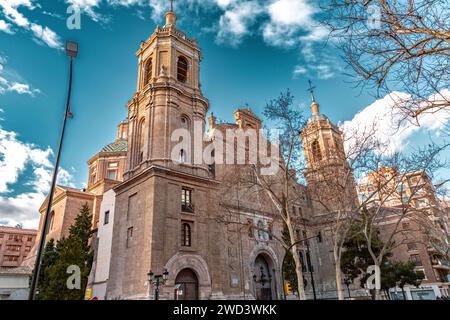 Saragossa, Spanien-14. Februar 2022: Die Kirche Santiago El Mayor, ehemalige Kirche des Klosters San Ildefonso, ist eine katholische Pfarrkirche in Saragossa. Stockfoto