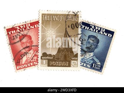 Alte Briefmarken aus Thailand, isoliert auf weißem Hintergrund. Stockfoto