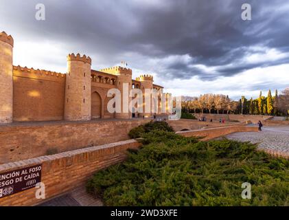 Saragossa, Spanien - 14. FEBRUAR 2022: Der Aljaferia-Palast ist ein befestigter mittelalterlicher Palast, der im 11. Jahrhundert im Taifa von Saragossa in Al-Andal erbaut wurde Stockfoto