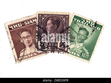 Alte Briefmarken aus Thailand, isoliert auf weißem Hintergrund. Stockfoto