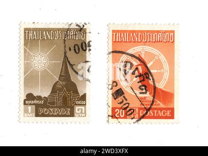 Alte Briefmarken aus Thailand, isoliert auf weißem Hintergrund. Stockfoto