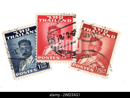 Alte Briefmarken aus Thailand, isoliert auf weißem Hintergrund. Stockfoto