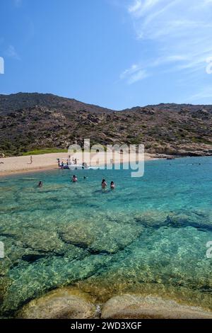 IOS, Griechenland - 15. September 2023 : Blick auf Touristen, die mit Schnellbooten ankommen und einen der schönsten türkisfarbenen Strände Griechenlands genießen, Pikri Nero Stockfoto