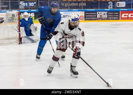 Heerenveen, Niederlande. Januar 2024. HEERENVEEN, NIEDERLANDE - 18. NOVEMBER: Milana Laletina aus Lettland mit dem Puck während der U18-Frauen-Weltmeisterschaft auf Thialf am 18. Januar 2024 in Heerenveen, Niederlande (Foto: Ricardo Veen/Orange Pictures) Credit: dpa/Alamy Live News Stockfoto