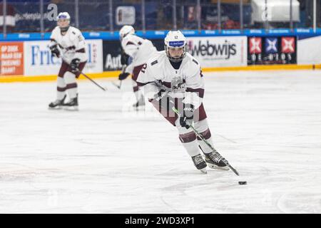 Heerenveen, Niederlande. Januar 2024. HEERENVEEN, NIEDERLANDE - 18. NOVEMBER: Sindija Medisone aus Lettland mit dem Puck während der U18-Frauen-Weltmeisterschaft auf Thialf am 18. Januar 2024 in Heerenveen, Niederlande (Foto: Ricardo Veen/Orange Pictures) Credit: dpa/Alamy Live News Stockfoto