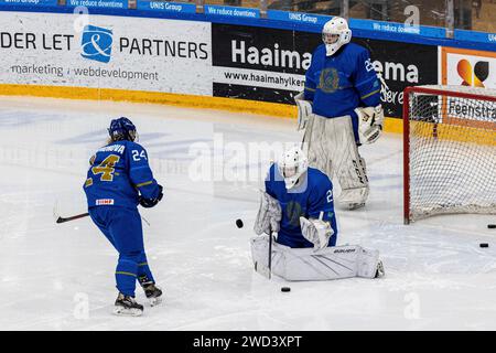 Heerenveen, Niederlande. Januar 2024. HEERENVEEN, NIEDERLANDE - 18. NOVEMBER: Kasachstan während des Aufwärmens bei der U18 Frauen-Weltmeisterschaft auf Thialf am 18. Januar 2024 in Heerenveen, Niederlande (Foto: Ricardo Veen/Orange Pictures) Credit: dpa/Alamy Live News Stockfoto