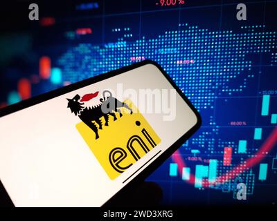 Konskie, Polen – 16. Januar 2024: Das ENI-Firmenlogo wird auf dem Bildschirm des Mobiltelefons angezeigt Stockfoto