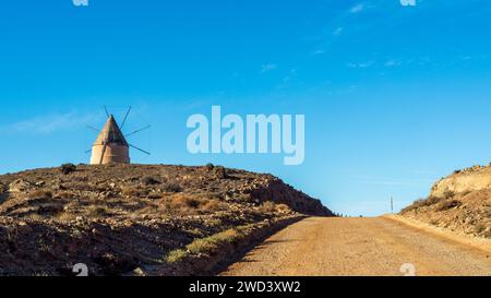 Typisches Gebäude am Eingang zum Strand von Los Genoveses, im Naturpark Cabo de Gata, Almeria. Stockfoto