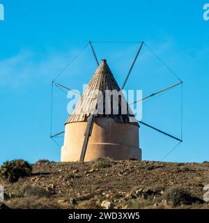 Typisches Gebäude am Eingang zum Strand von Los Genoveses, im Naturpark Cabo de Gata, Almeria. Stockfoto