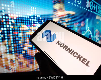 Konskie, Polen – 16. Januar 2024: Das Firmenlogo von Nornickel wird auf dem Bildschirm des Mobiltelefons angezeigt Stockfoto